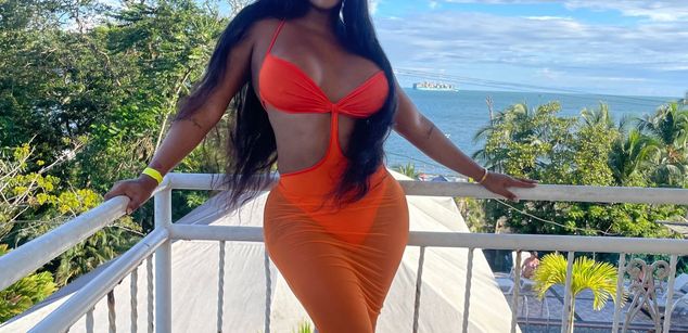 Model - Victoria phillips black