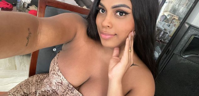 Model - Victoria phillips black