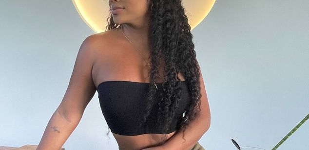 Model - Victoria phillips black