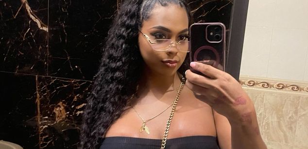 Model - Victoria phillips black