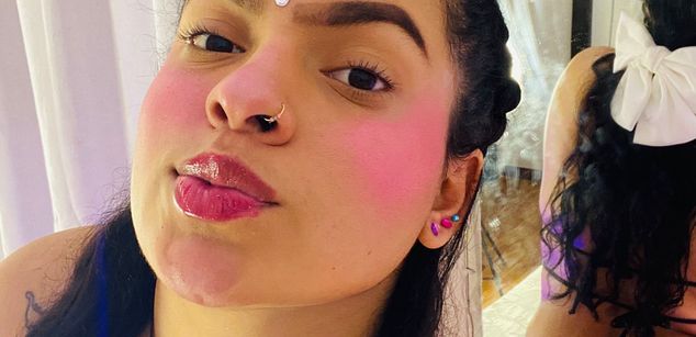 Model - Ambar SM bigboobs