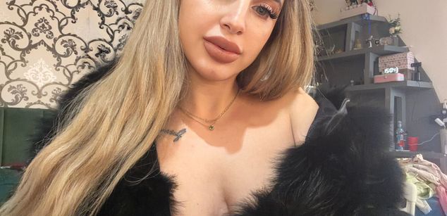 Model - LoraSinClare kinky