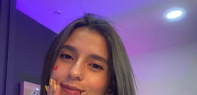 Model - Mia Taylor latina