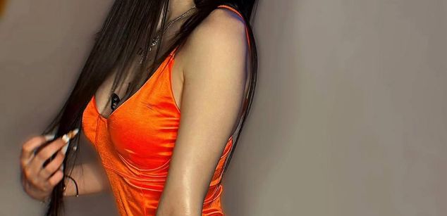 Model - CassandraFoxy skinny