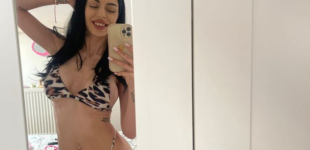 Model - Sophie bigboobs