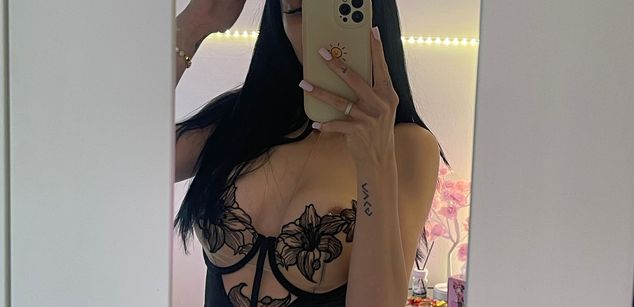 Model - Sophie bigboobs