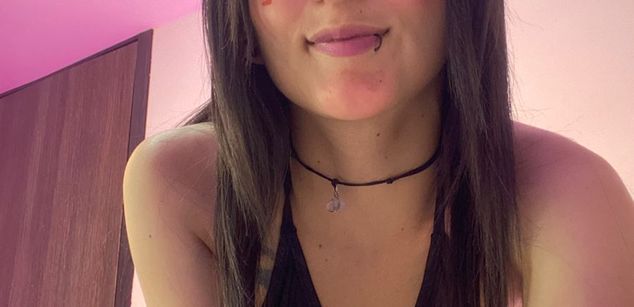 Model - Mia Taylor latina