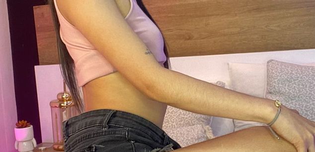 Model - Mia Taylor latina