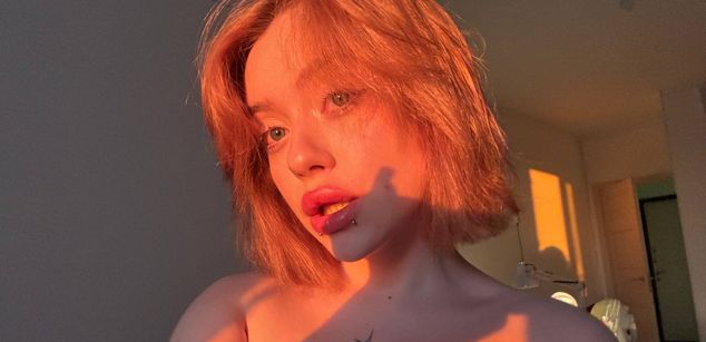 Model - Cassie Blondie shavedpussy