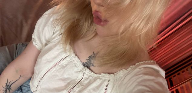 Model - Cassie Blondie shavedpussy