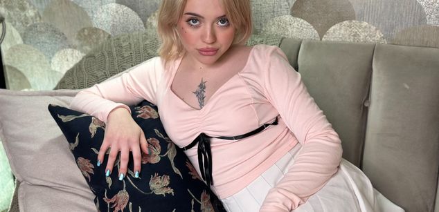 Model - Cassie Blondie shavedpussy