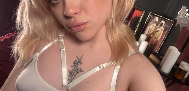 Model - Cassie Blondie shavedpussy