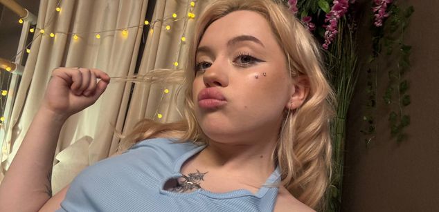 Model - Cassie Blondie shavedpussy