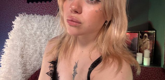 Model - Cassie Blondie shavedpussy