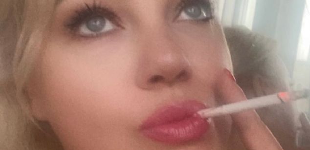 Model - PearlBlond shaved