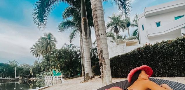 Model - Victoria95 bigass