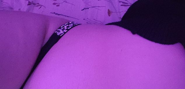 Model - LovelyKriss dildo