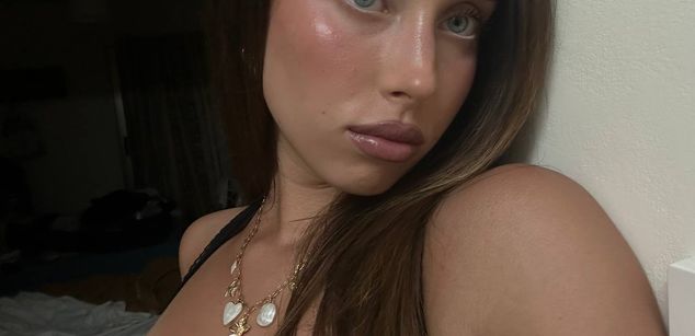 Model - Adele smallboobs