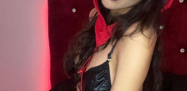 Model - mazekeen young