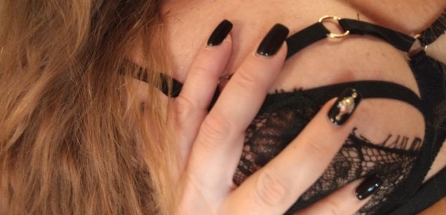 Model - EVELOVE feet