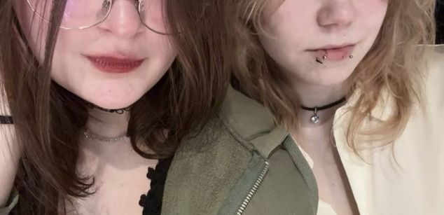 Model - Elizabeth and Hania skinny