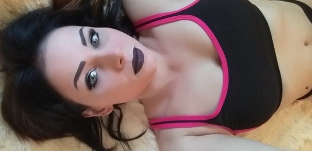 Model - AnnaLu strapon