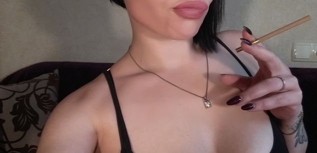 Model - AnnaLu strapon