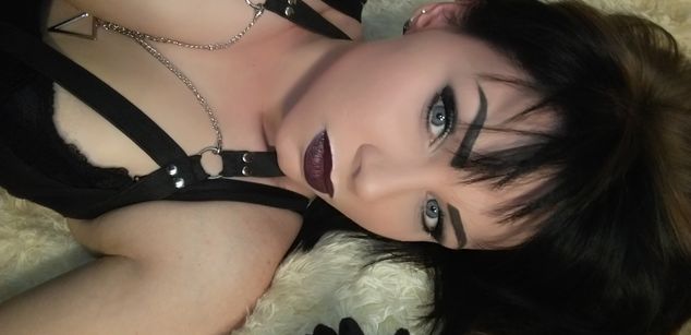 Model - AnnaLu strapon