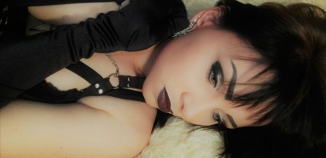 Model - AnnaLu strapon