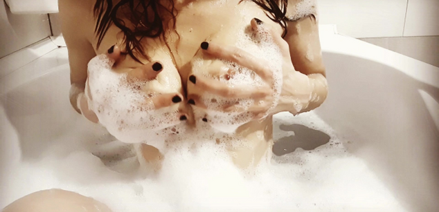 Model - Naughty Adeline pussyplay