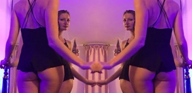 Model - Tantalising sensual