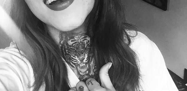 Model - Srta_Roja latina