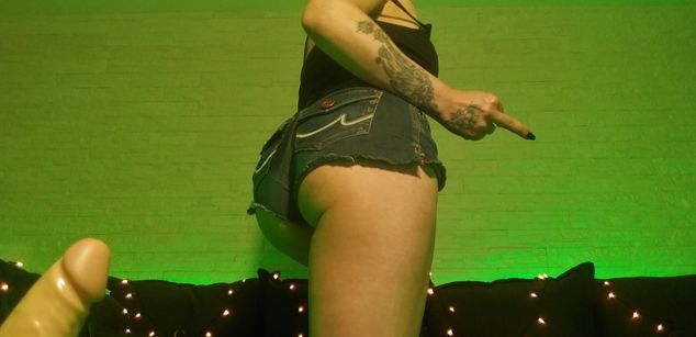 Model - AnnaLu strapon