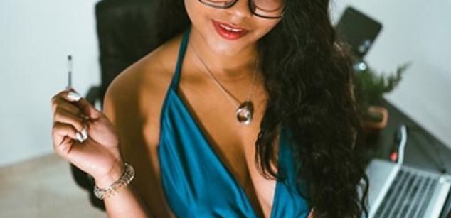 Model - Mia Peyton dildo