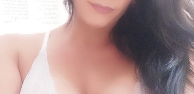 Model - laura bronce bigass