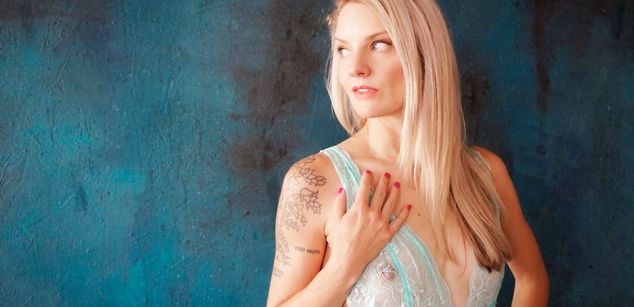 Model - Allie Awesome english