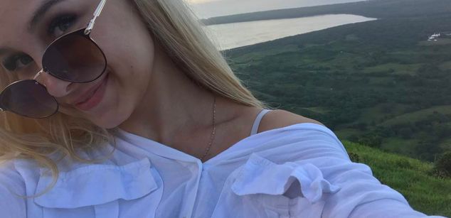 Model - AppleBrandy heels