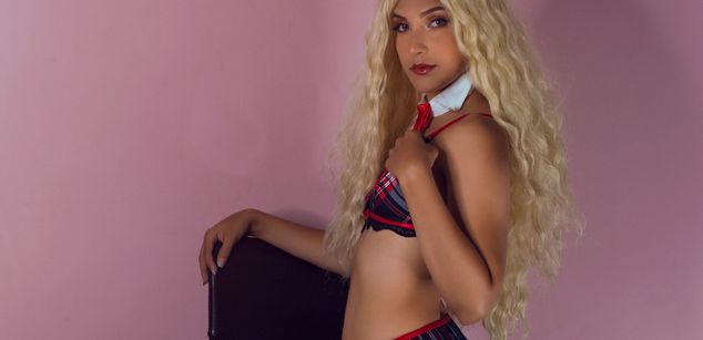 Model - Mia Caruso pussylips