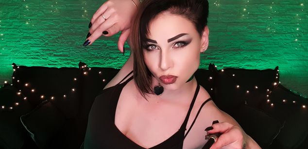 Model - AnnaLu strapon