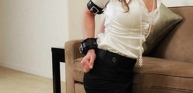 Model - Kiki Kitten bondage