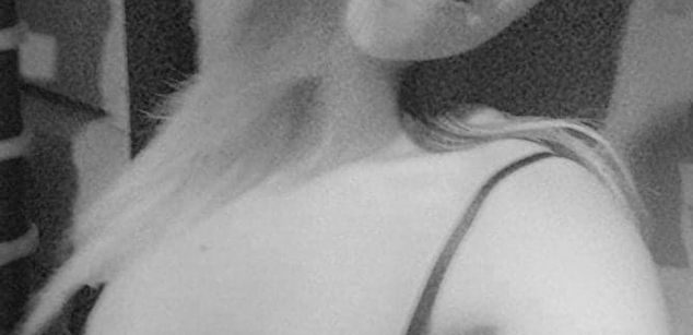 Model - SarahDoll footjob