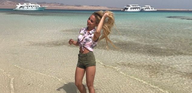 Model - AppleBrandy heels