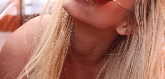 Model - AppleBrandy heels