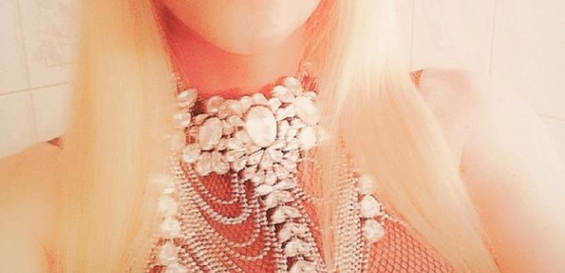 Model - Melissa Glamour TS cumshot