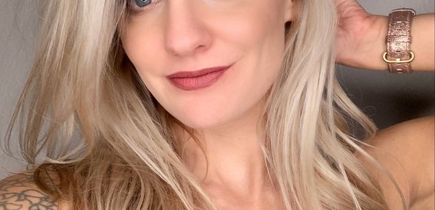 Model - Allie Awesome english