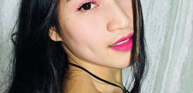 Model - Yuna kissing