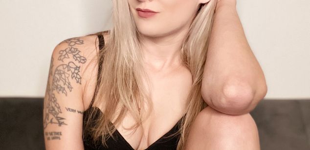 Model - Allie Awesome english