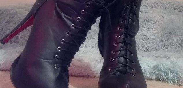 Model - Minny Minx feet