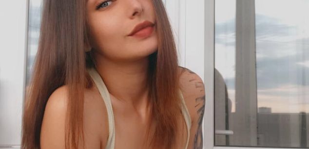 Model - EveeaSins horny