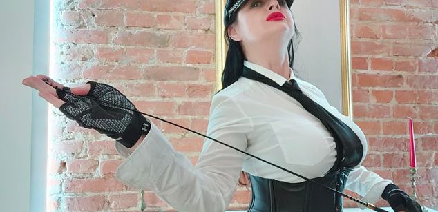 Model - Dominatrix Dinah beautiful